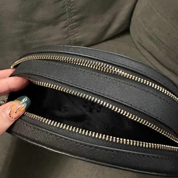 Like New 🖤 Tory butch Emerson camera bag - Picture 2 of 2